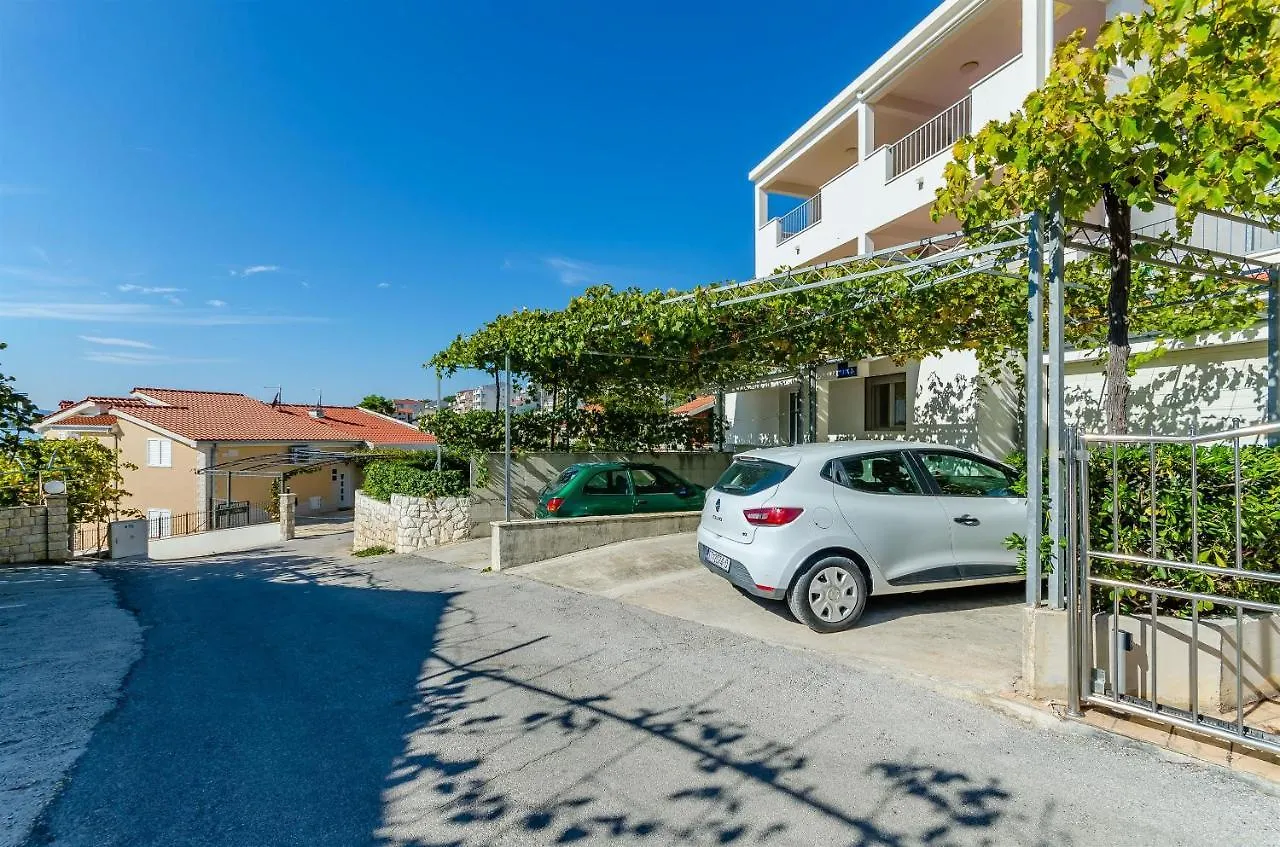 Apartments Jurko Trogir 0*,